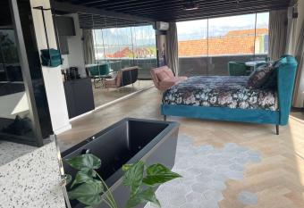 Above and Beyond - luxe suite met sauna en stoomdouche has Balcony rooms