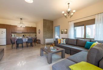 Stefania s Cosy Place has Balcony rooms