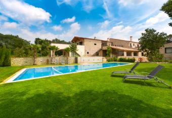 Can Clotas Hotel Masia allows 18 year olds to book a room