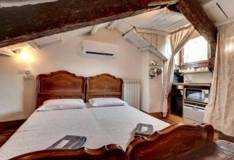 Venice traditional home with terrace has Balcony rooms