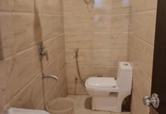 Hotel City Lite Near IGI Airport has rooms with a private hot tub