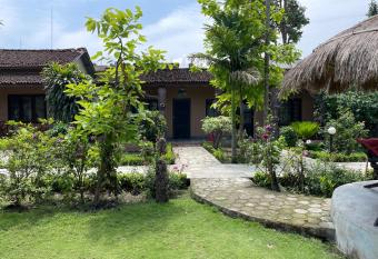 Travellers Jungle Camp has rooms with a private hot tub