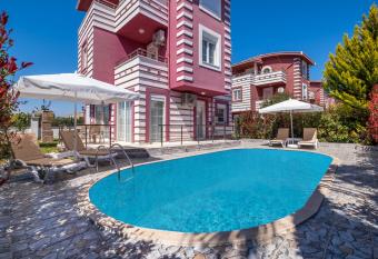 Villa Happy has Balcony rooms