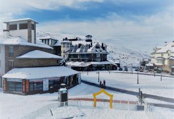 TODOSIERRANEVADA ZONA BAJA -PLAZA PRINCIPAL-Junto a los Telecabinas allows 18 year olds to book a room