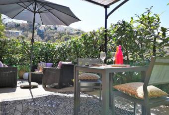 Charmant 2 pi  ces + terrasse entour   de verdure allows 18 year olds to book a room