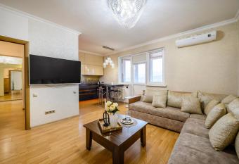                 -                      2                                                                         has rooms with a private hot tub