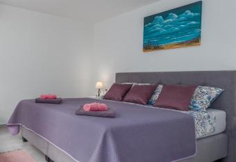 Apartment Lacea allows 18 year olds to book a room