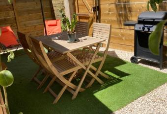 Petite Maison en ville avec jardin proche des plages has Balcony rooms