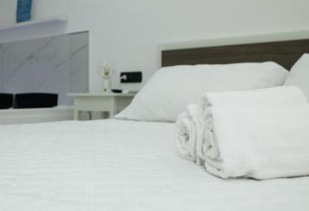 Villa Flora has rooms with a private hot tub