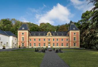 Ch  teau du Pont d Oye allows 18 year olds to book a room