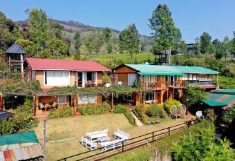 De Rock Jungle Living Resort has Balcony rooms