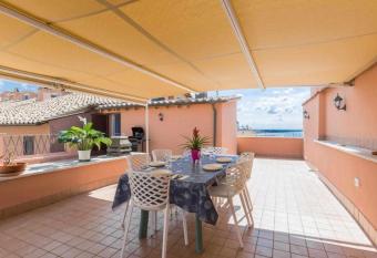 Attico Medieval Sea View Nettuno allows 18 year olds to book a room