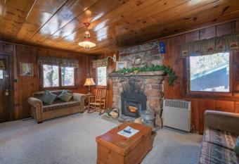 The Cozy Cub has Balcony rooms