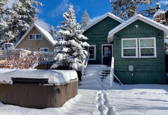 The Wee Cabin has Balcony rooms