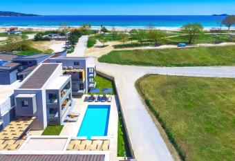 Perla Beach has Balcony rooms