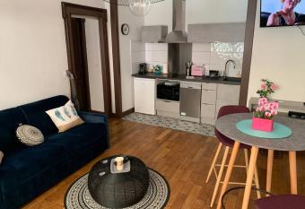 LE CENTRE VILLE AU CALME allows 18 year olds to book a room