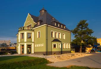 VILA POD LIPAMI allows 18 year olds to book a room