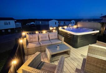 Eagles View - luxury hot tub lodge with free golf for guests has Balcony rooms