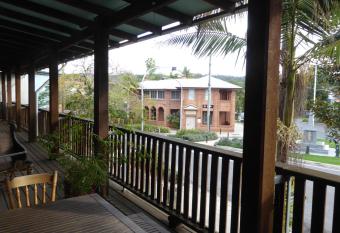 Potters Warehouse has Balcony rooms