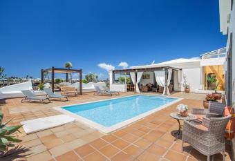 Villa Capricho has Balcony rooms