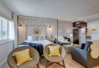 Vibrant Modern Studio within 2 miles of Downtown! has Balcony rooms