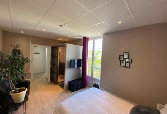 Chambre de la Poterie allows 18 year olds to book a room