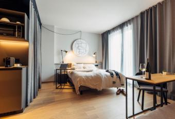 harry s home hotel & apartments has Balcony rooms