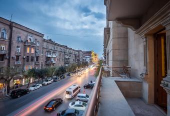 Mont Inn Hotel Baku has rooms with a private hot tub