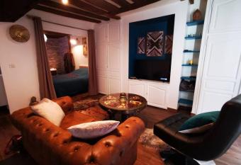 Appartement et Jacuzzi privatif c  ur de Chartres allows 18 year olds to book a room