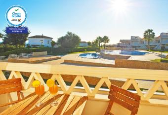 Townhouse Mar 2 has rooms with a private hot tub