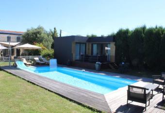 Entre Piscine et Mer has Balcony rooms