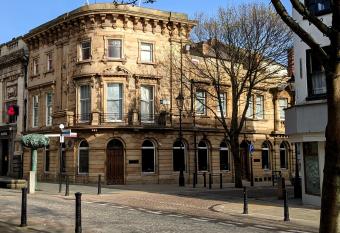 Mansion Court has Balcony rooms