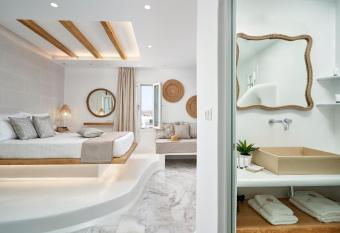 Dream on Plaka has rooms with a private hot tub