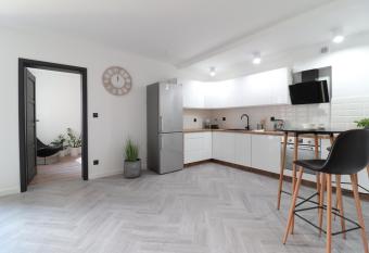 Niron Apartament Wa  cz allows 18 year olds to book a room