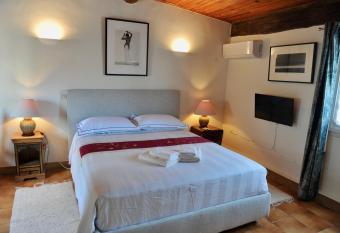 Loft Apartment , La Terrasse Centre Ville d Arles, allows 18 year olds to book a room