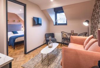 Le Nemours - Appartements Chalotais allows 18 year olds to book a room