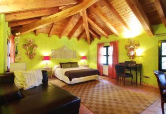 Hotel Sara De Ur allows 18 year olds to book a room