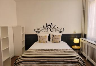 Studio 1 du Temple Hyper Centre allows 18 year olds to book a room