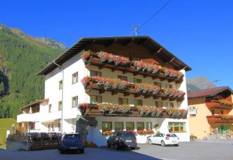 Hotel Pension St. Leonhard has Balcony rooms