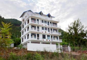 47 Hill has Balcony rooms