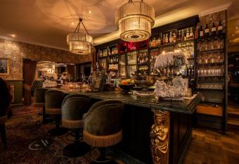 Hotel Pigalle allows 18 year olds to book a room