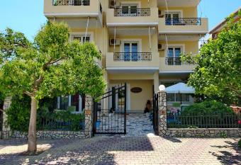 KIPRIANOS - STUDIOS has Smoking/Balcony rooms