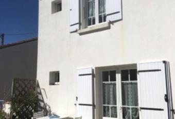 Maison de pays    2 pas de la mer et du centre has Balcony rooms