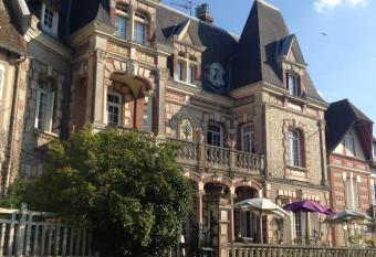 La Villa L Argentine allows 18 year olds to book a room