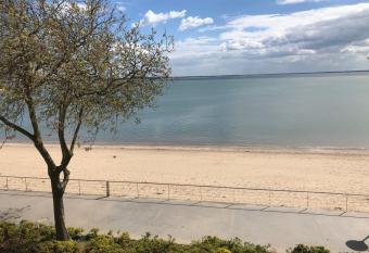 Villa Aziliz - Face Mer allows 18 year olds to book a room