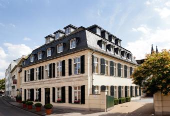 Classic Hotel Harmonie allows 18 year olds to book a room