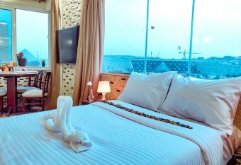 Pyramids Musem Apartment has rooms with a private hot tub