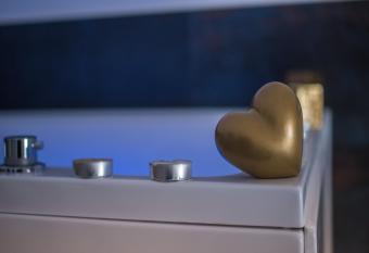 Homesweethomect has rooms with a private hot tub