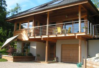 Les Perrelles has Balcony rooms