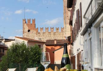 Casa Clarita allows 18 year olds to book a room